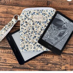 Moon Nude Spring E Reader Pouch w carrying strap new in packaging